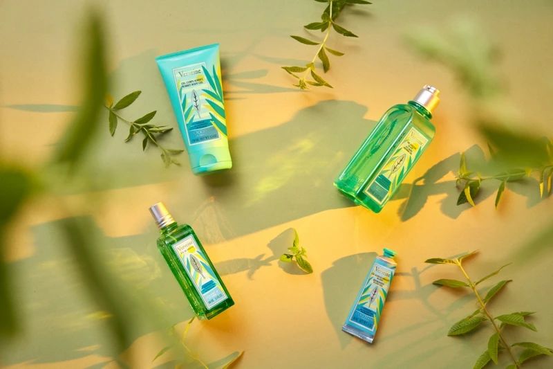 L'OCCITANE歐舒丹綠遊馬鞭草限量香氛系列情境照。