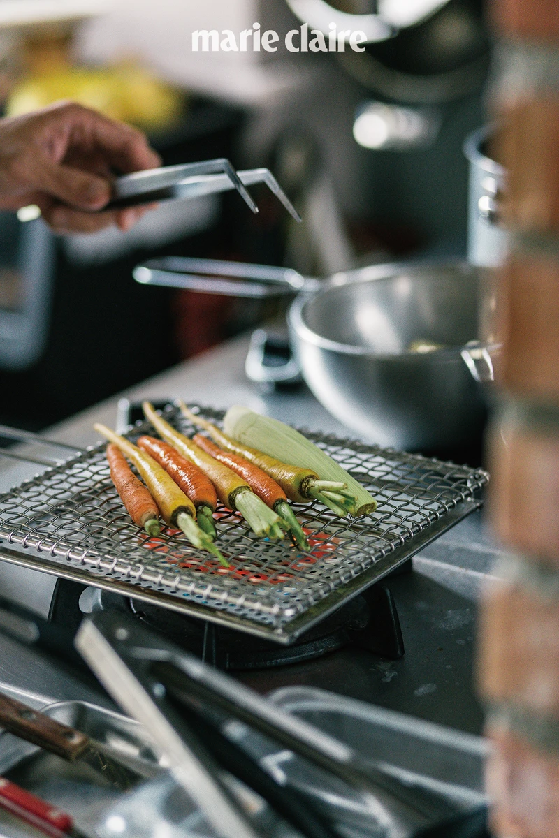 以金網つじ直火烤上色,同時高溫也能鎖住蔬菜的美味。 以金網つじ直火烤上色,同時高溫也能鎖住蔬菜的美味。