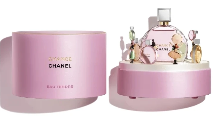 香奈兒CHANCE粉紅甜蜜香氛跳舞音樂盒 ,NT7,900(內含CHANCE粉紅甜蜜100ml香水)。 香奈兒CHANCE粉紅甜蜜香氛跳舞音樂盒 ,NT7,900(內含CHANCE粉紅甜蜜100ml香水)。