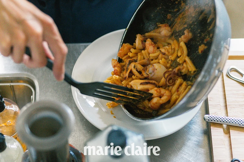 在旅行過程中觀察各國料理，並擷取經驗轉換為各式菜色搭配。