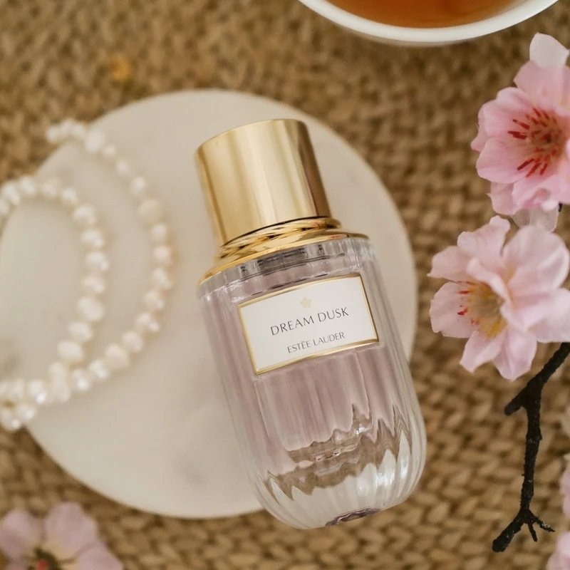 雅詩蘭黛雋永工藝探索香氛系列-漫舞櫻花40ml，NT3,500、100ml，NT7,000