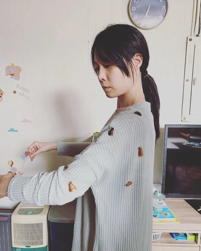 李若男全身黏滿活蟑螂