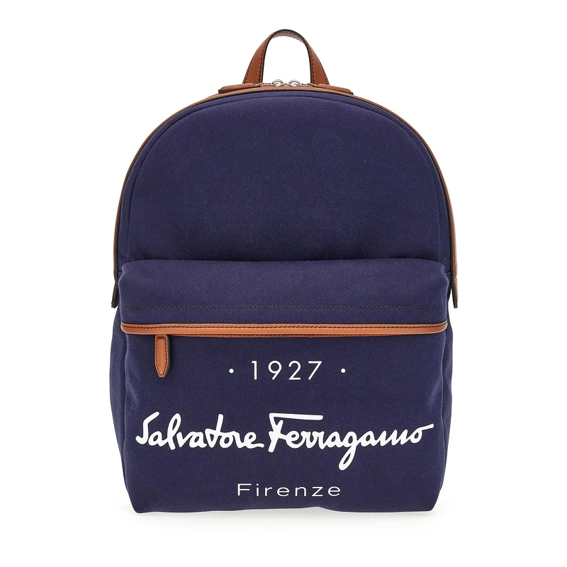Salvatore Ferragamo 午夜藍帆布後背包,NT57,900。 Salvatore Ferragamo 午夜藍帆布後背包,NT57,900。