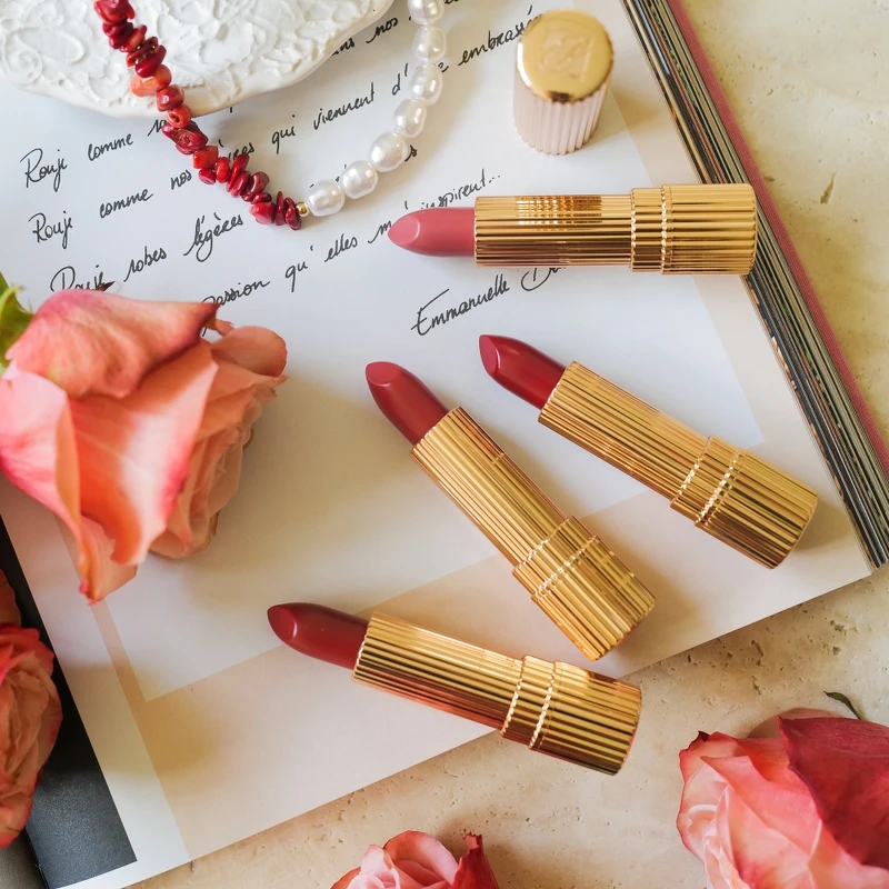 雅詩蘭黛2022年七夕復刻絕對慾望柔霧唇膏情境圖。