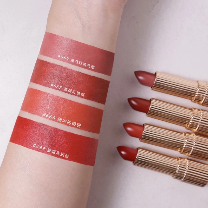 雅詩蘭黛2022年七夕復刻絕對慾望柔霧唇膏手部試色。