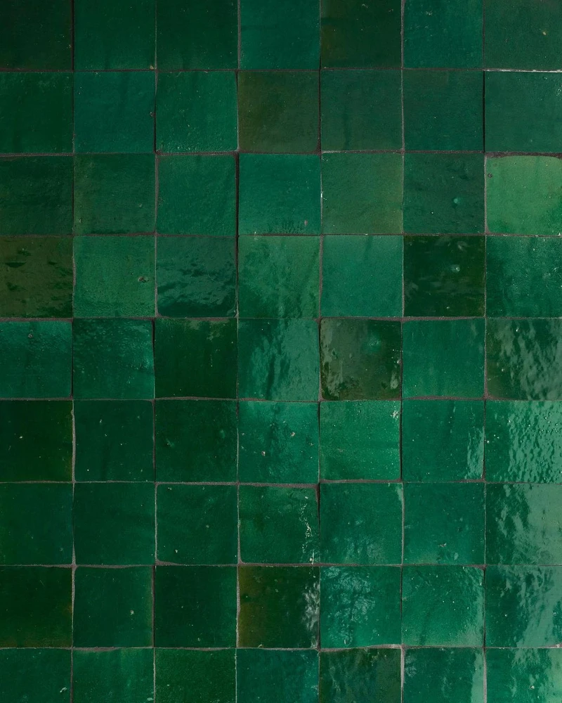 苔蘚綠的牆面。