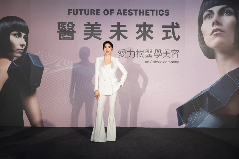 楊謹華2021年成為愛力根安心醫美大使,今年在台灣首次舉辦的《醫美未來式》高峰會上有感而發地表示:「穿上正式、專業的純白套裝出席高峰會,彷彿自己就是一位陪伴求美者在安心變美道路上的守護者,是個非常有意義的經驗。」 楊謹華2021年成為愛力根安心醫美大使,今年在台灣首次舉辦的《醫美未來式》高峰會上有感而發地表示:「穿上正式、專業的純白套裝出席高峰會,彷彿自己就是一位陪伴求美者在安心變美道路上的守護者,是個非常有意義的經驗。」