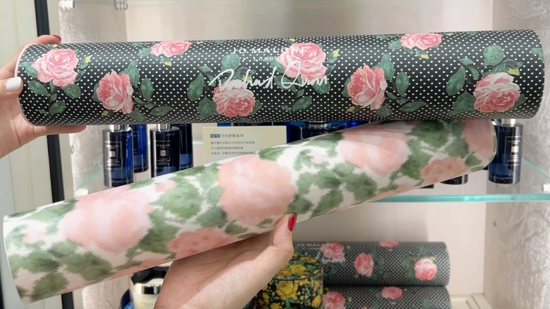 Jo Malone London Richard Quinn設計師系列牡丹與胭紅麂絨抽屜襯紙NT2,300 Jo Malone London Richard Quinn設計師系列牡丹與胭紅麂絨抽屜襯紙NT2,300