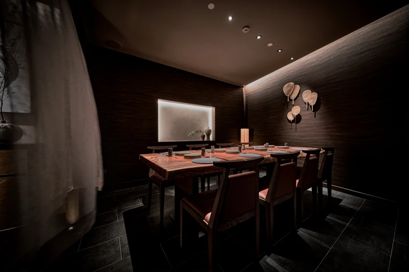 包廂則可容納6-8人。