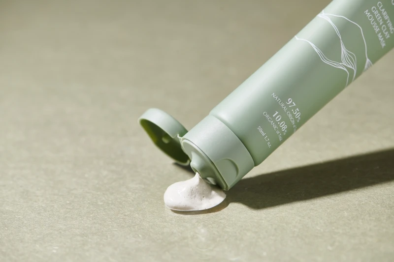 「童顏綠泥」淨膚平衡綠石泥膜慕絲以溫潤的慕絲質地讓清潔後的肌膚滋潤不緊繃。 「童顏綠泥」淨膚平衡綠石泥膜慕絲以溫潤的慕絲質地讓清潔後的肌膚滋潤不緊繃。