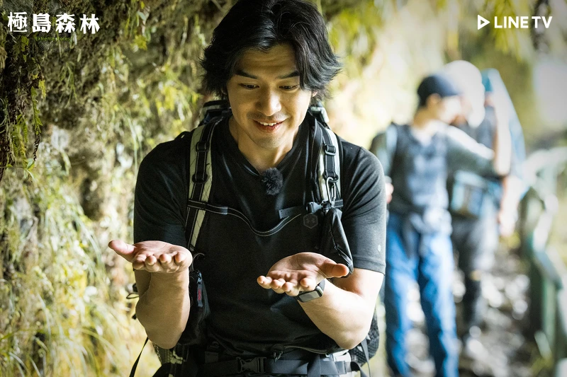 陳柏霖像個小男孩般感受著大自然