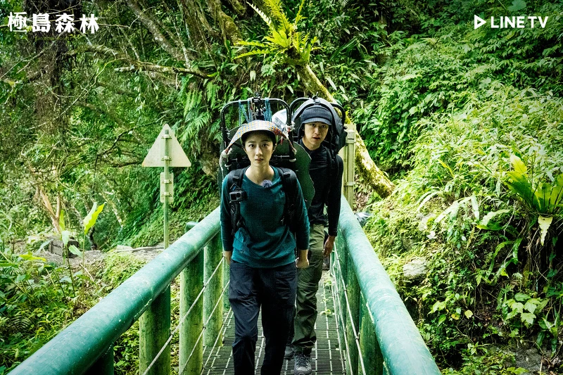 桂綸鎂、陳柏霖兩人背著20公斤的石板