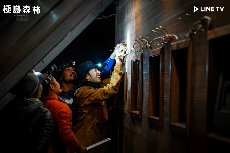 陳柏霖協助裝上燈泡