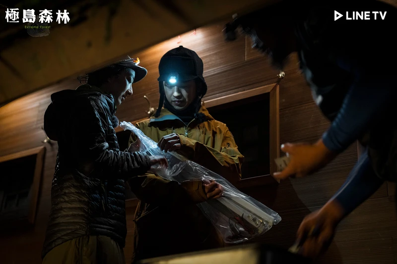 兩人協助更換瓦拉米山屋裡不亮的電燈