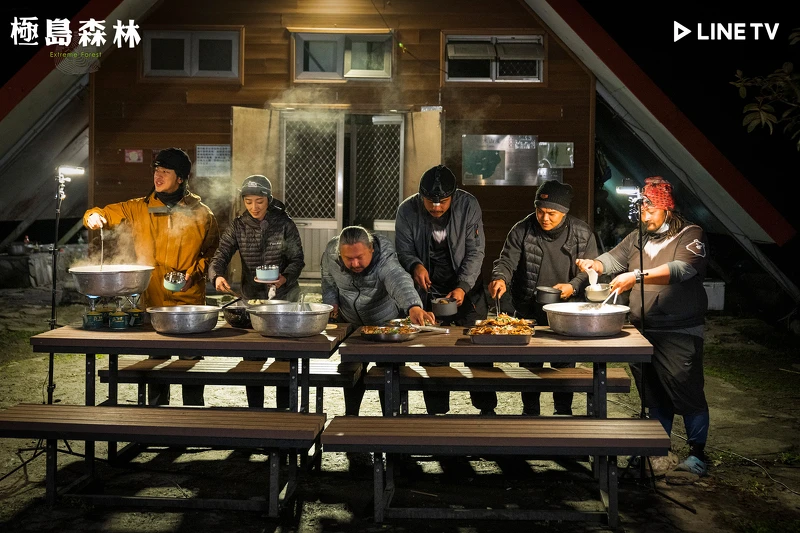與山地嚮導們一起完成晚餐並且一起享用