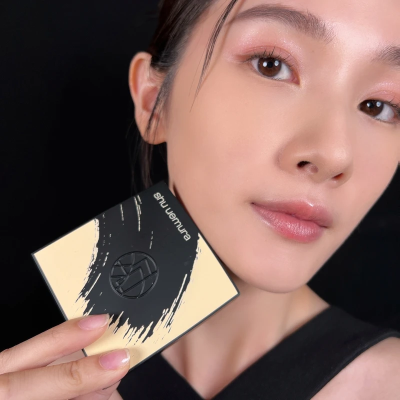 SHU UEMURA植村秀無極限保濕柔霧粉餅妝容示範。