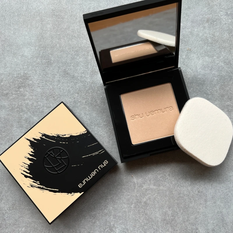 SHU UEMURA無極限保濕柔霧粉餅(共8色)NT1,550、無極限粉餅盒(裸膚)NT350、無極限粉撲NT150。