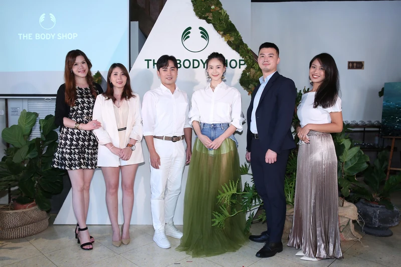 鍾瑶與THE BODY SHOP 行銷部經理 萬怡緒 (左二)訓練部經理 林維治(左三) 董事⾧特助 張譽耀(右二) 商品部經理廖海珊及商品部 陳佳琪 大合照