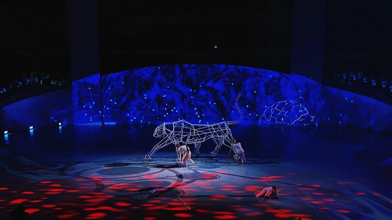 以幾何結構搭配鐵件媒材，創造幻化神獸融入劇目表演