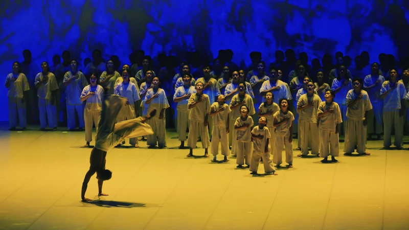 以古謠歌頌，及孩童、少年、青年的大集合，象徵族群的團結