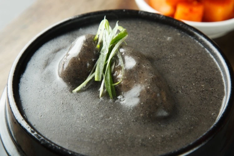 葡萄園黑芝麻蔘雞湯