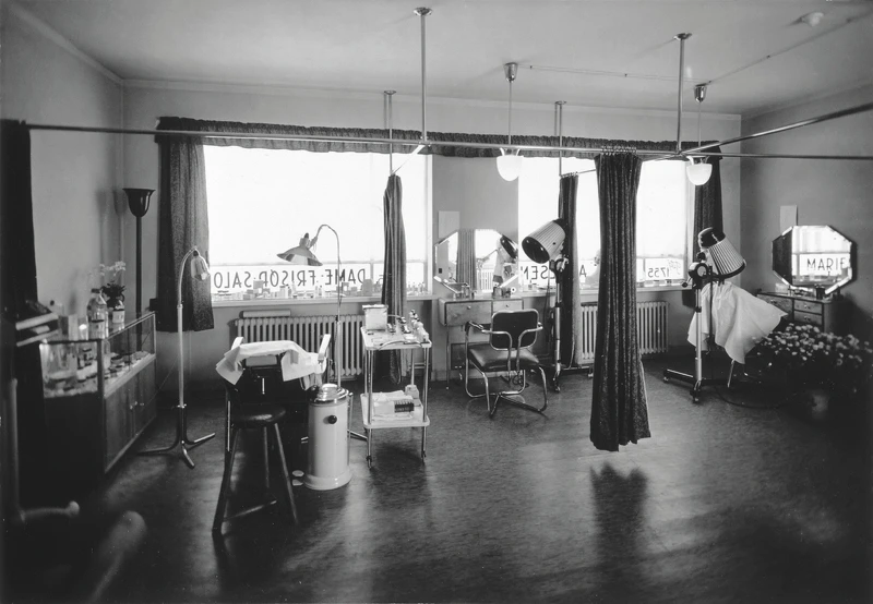 創辦人 Holger Nielsen,為髮廊工作的妻子 Marie,打造無需手動的腳踏式垃圾筒 Vipp Bin。 創辦人 Holger Nielsen,為髮廊工作的妻子 Marie,打造無需手動的腳踏式垃圾筒 Vipp Bin。