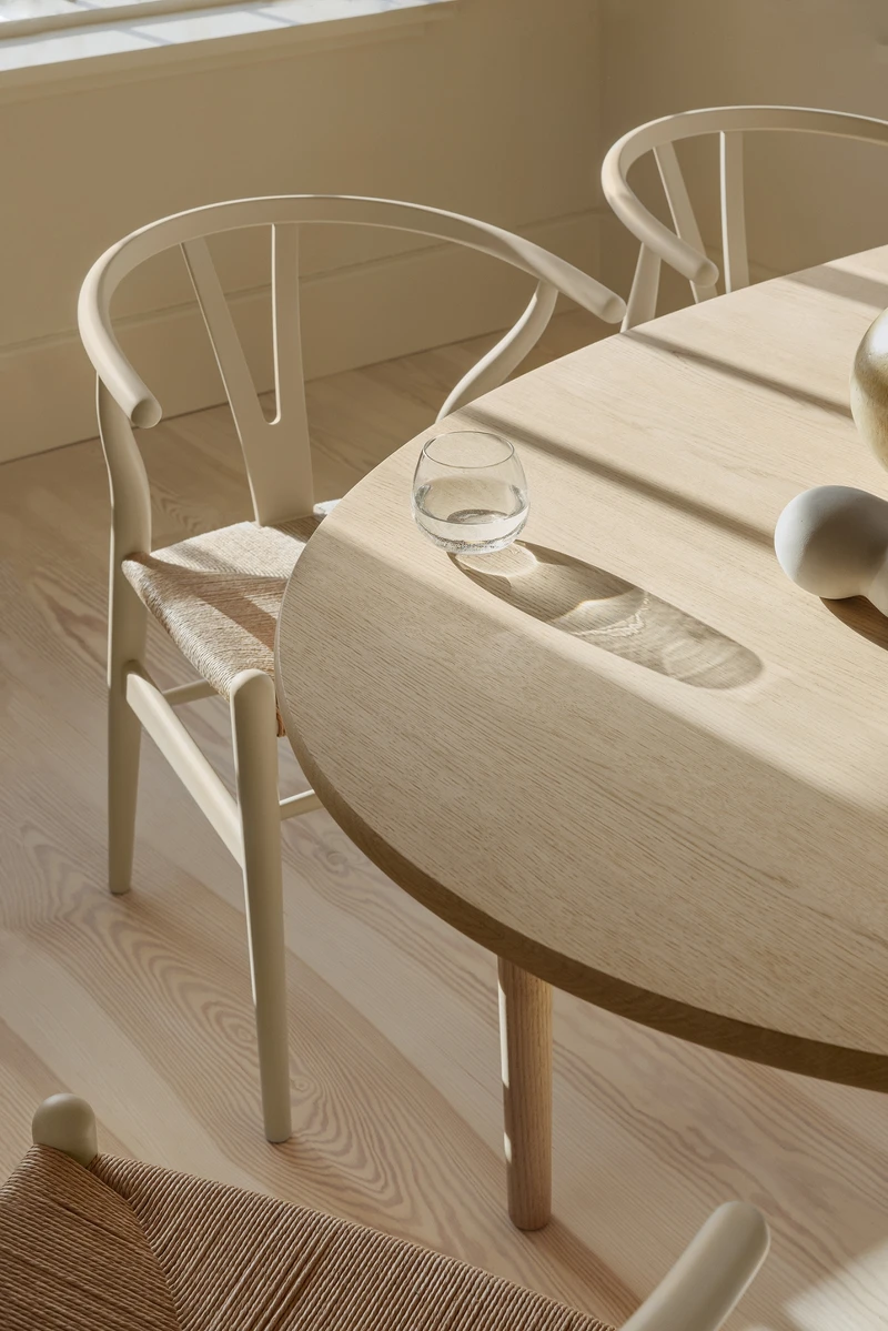 Y-Chair 亞麻米色款。 Y-Chair 亞麻米色款。