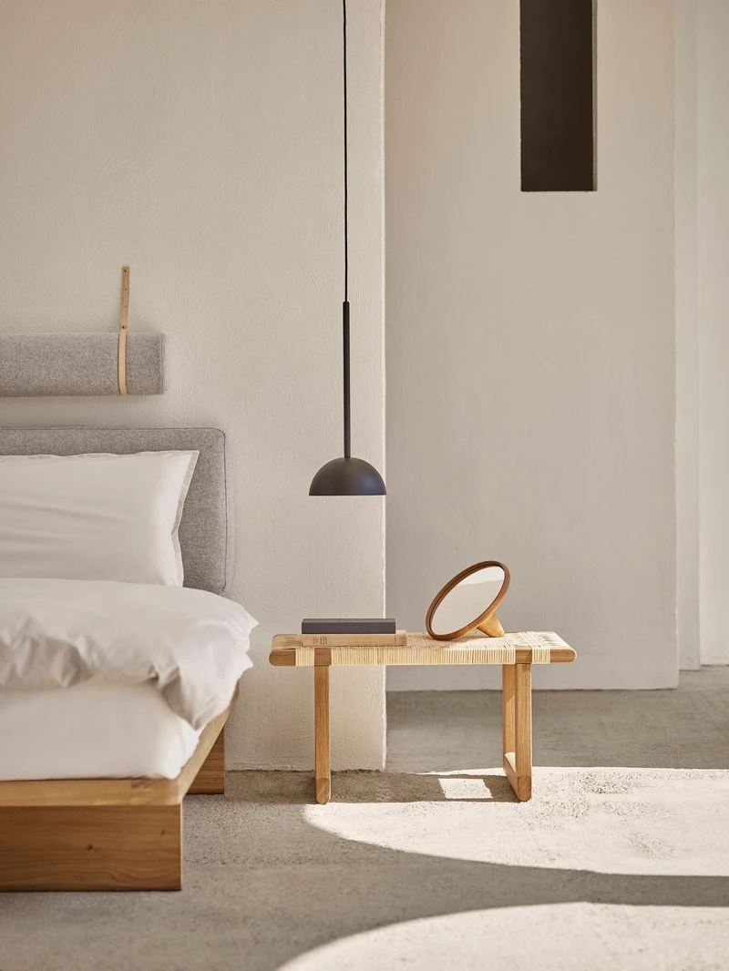 以雙層藤編交錯編織成桌面。 以雙層藤編交錯編織成桌面。