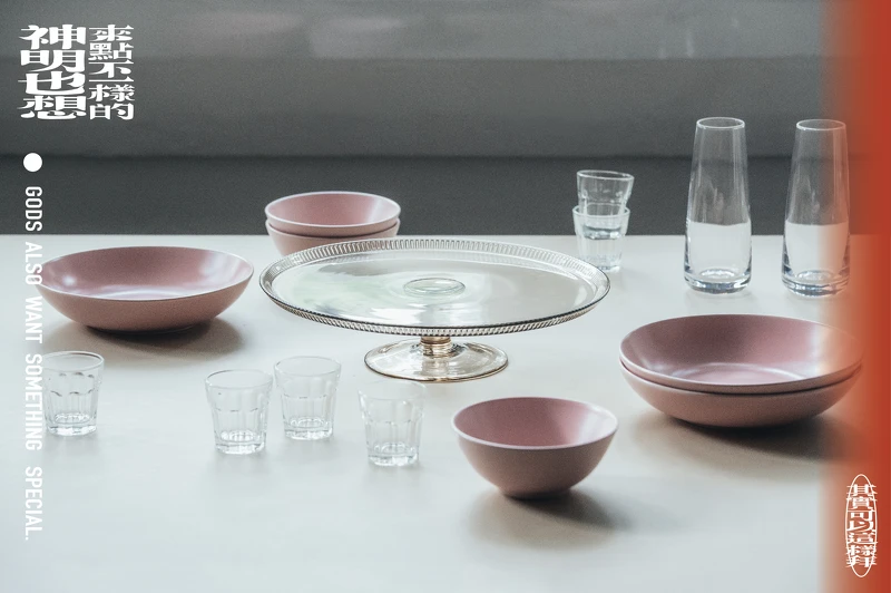 ▲IKEA宜家家居選品，用不同高度器皿呈現擺盤層次。（圖／台灣設計研究院提供）