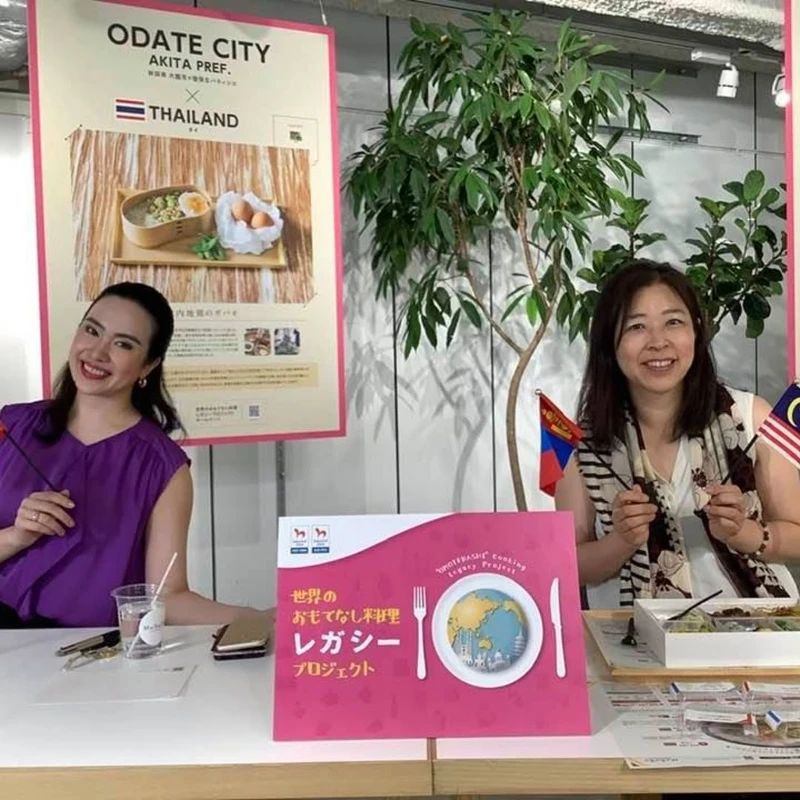 右為本書作者，日本料理研究家青木百合子。