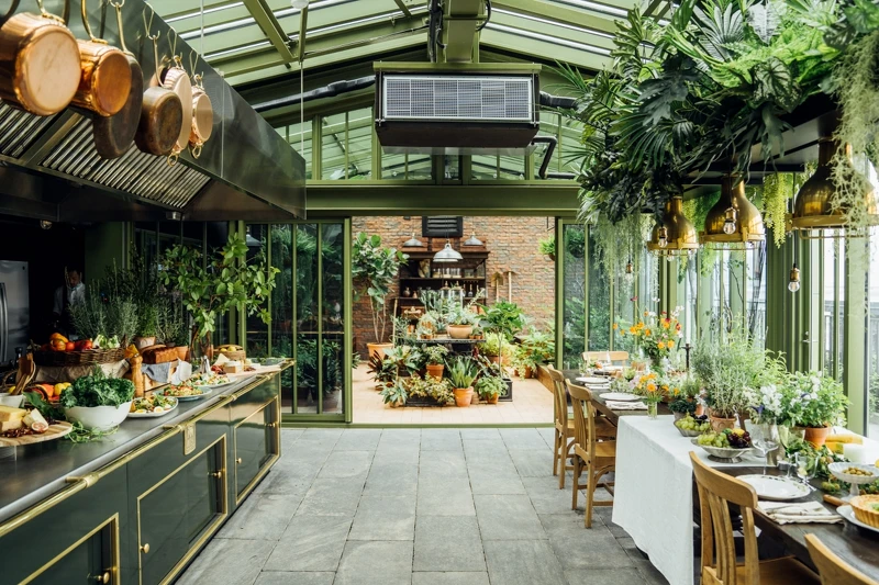 在綠意環繞的療癒廚房裡，不論親自下廚或私廚餐會，隨手採摘新鮮香料入菜，讓農田到餐桌在都市中也能實踐。