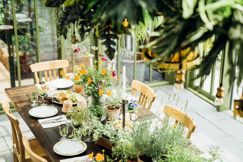 THE GREENHOUSE將「花房」與「廚房」結合，只要上樓就能在綠意與頂級的餐廚設備中宴客，成為台北市中心最Natural、也最別開生面的聚會空間。