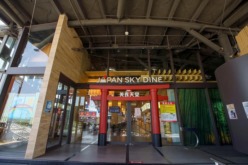 位於三樓的「JAPAN SKY DINE日本美食天堂」,清水服務區特別貼心設置了手扶梯,讓大家可以輕鬆直達。 位於三樓的「JAPAN SKY DINE日本美食天堂」,清水服務區特別貼心設置了手扶梯,讓大家可以輕鬆直達。