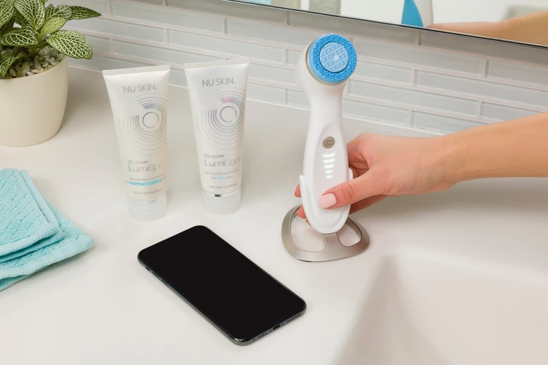 Nu Skin LumiSpa iO智慧雙效潔顏機情境照。 Nu Skin LumiSpa iO智慧雙效潔顏機情境照。