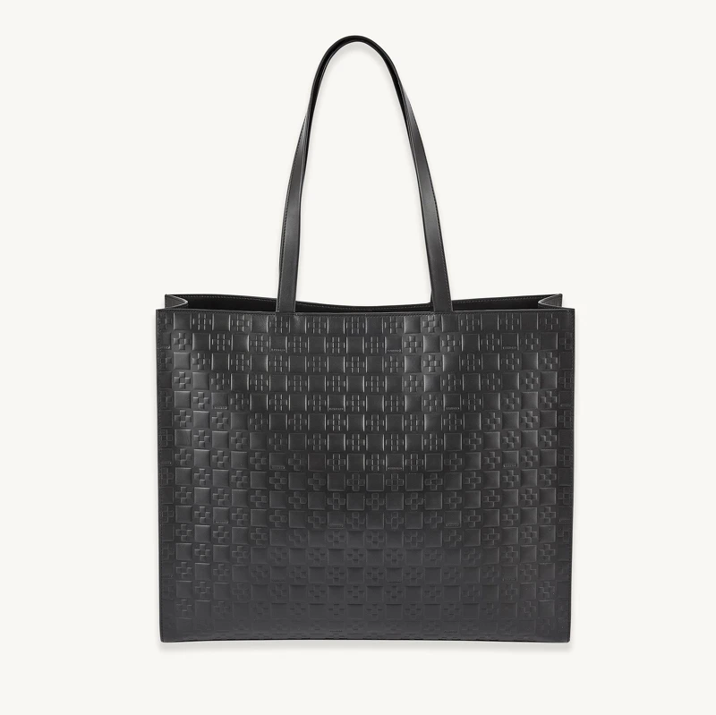 SANDRO HOMME 黑色托特包，NT18,290。