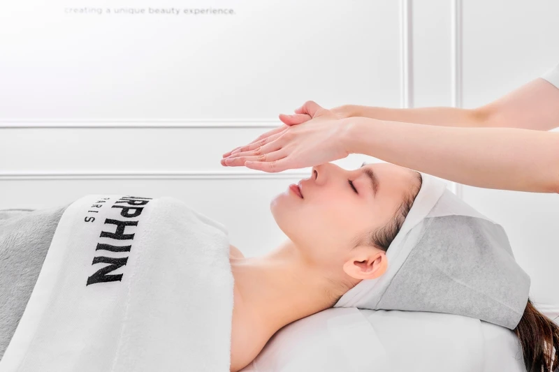 DARPHIN量身打造獨立法式護膚空間，提供訂製的奢寵護膚。