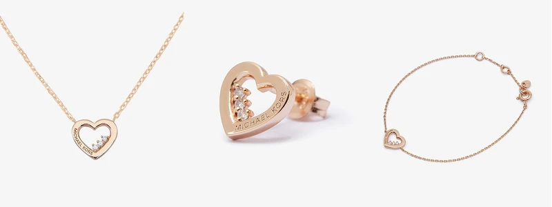 玫瑰金心型項鍊,NT8,000、玫瑰金心型耳環,NT8,000、玫瑰金心型手鍊,NT8,000。 玫瑰金心型項鍊,NT8,000、玫瑰金心型耳環,NT8,000、玫瑰金心型手鍊,NT8,000。