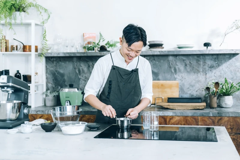 金鐘主廚索艾克（Soac）今首度推出線上廚藝課程《索艾克的私房料理學｜手把手教你六國經典宴客菜》 。（攝影師：張紀銓）