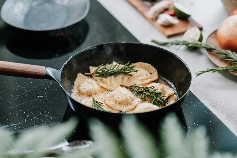 索艾克期望透過完整仔細的教學步驟，能大幅減輕嚮往料理的新手對於親自下廚的拉扯和壓力。（攝影師：KRIS KANG）