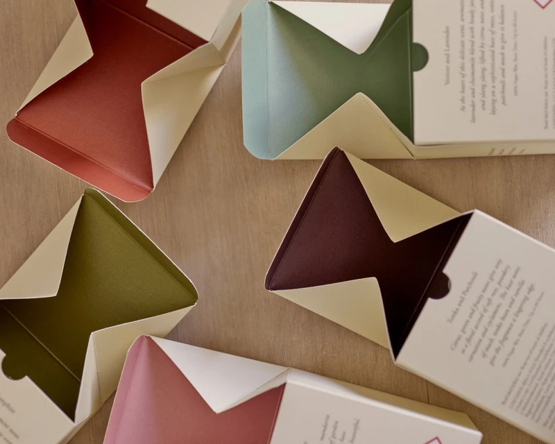 英國Plum & Ashby將香氣歸納成木質、草本、花香、東方、清新五種，搭配色彩包裝變化和彩繪字樣。