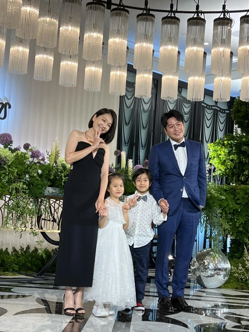 六月、李易 六月、李易