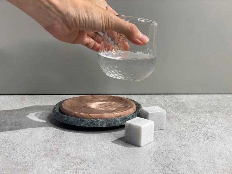 產品以「溪水穿鑿在大理石間，奇石與流水相輝映」為意象。