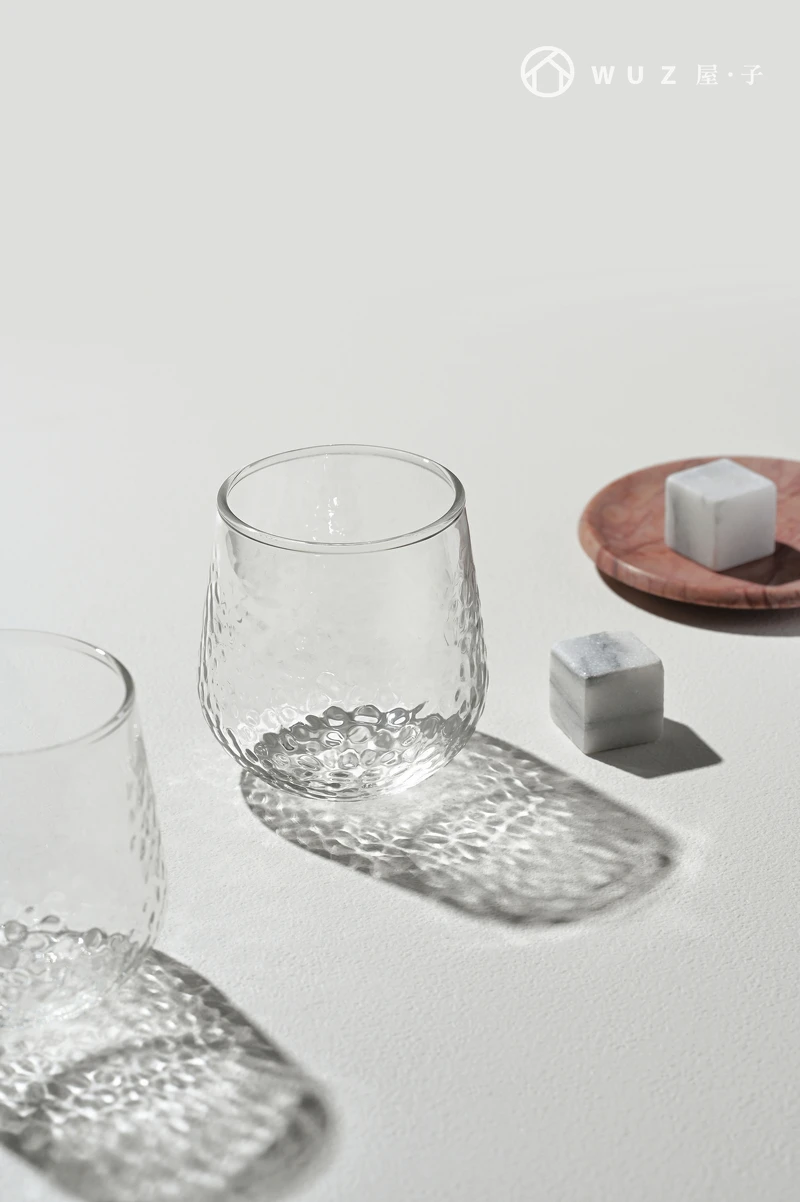 將「石」與「水」以錘紋玻璃杯及大理石盤作為搭配。