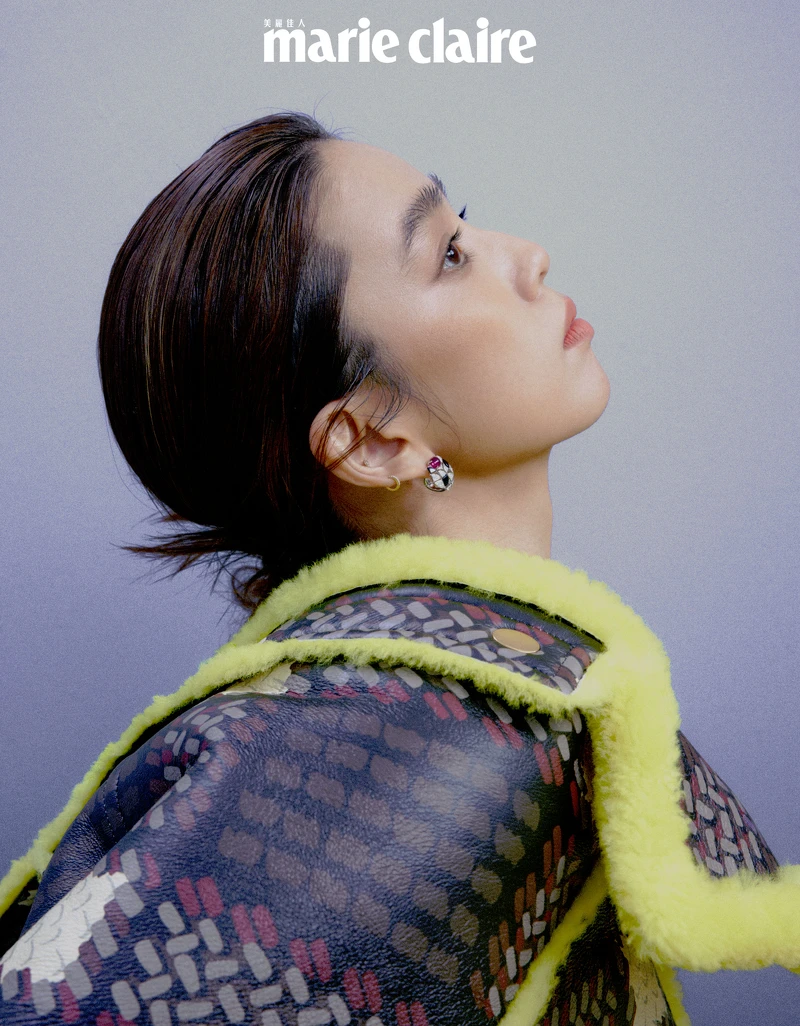 螢光黃羔羊毛緄邊彩色圖紋斗蓬式大衣、T恤、皮革長裙、黑色短靴,all by Coach。 Beautés du Monde 系列 Aporia 耳環,白K金鑲嵌紅碧璽、縞瑪瑙與鑽石、Beautés du Monde 系列 Aporia 戒指,白K金鑲嵌紅碧璽、縞瑪瑙與鑽石、Beautés du Monde 系列 Stria 戒指,白K金鑲嵌紅碧璽、縞瑪瑙與鑽石,all by Cartier。 螢光黃羔羊毛緄邊彩色圖紋斗蓬式大衣、T恤、皮革長裙、黑色短靴,all by Coach。 Beautés du Monde 系列 Aporia 耳環,白K金鑲嵌紅碧璽、縞瑪瑙與鑽石、Beautés du Monde 系列 Aporia 戒指,白K金鑲嵌紅碧璽、縞瑪瑙與鑽石、Beautés du Monde 系列 Stria 戒指,白K金鑲嵌紅碧璽、縞瑪瑙與鑽石,all by Cartier。