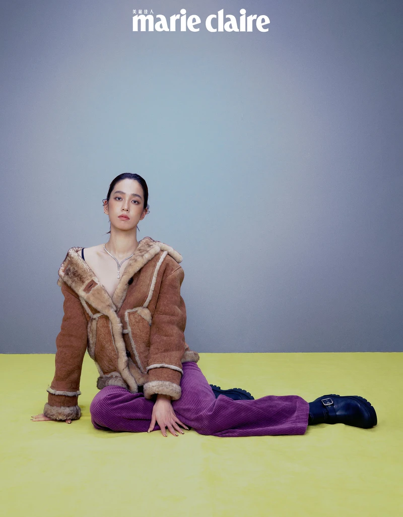 黑色胸衣、咖啡色羔羊皮革外套、紫色燈芯絨長褲、黑色短靴,all by Coach。 白K金鑲嵌2顆共重7.05克拉的DIF級階梯式切割鑽石,搭配黑色真漆、長方梯形切割鑽石、公主式切割鑽石及圓形明亮式切割鑽石項鍊、Beautés du Monde 系列 Aporia 戒指,白K金鑲嵌紅碧璽、縞瑪瑙與鑽石,all by Cartier。 黑色胸衣、咖啡色羔羊皮革外套、紫色燈芯絨長褲、黑色短靴,all by Coach。 白K金鑲嵌2顆共重7.05克拉的DIF級階梯式切割鑽石,搭配黑色真漆、長方梯形切割鑽石、公主式切割鑽石及圓形明亮式切割鑽石項鍊、Beautés du Monde 系列 Aporia 戒指,白K金鑲嵌紅碧璽、縞瑪瑙與鑽石,all by Cartier。