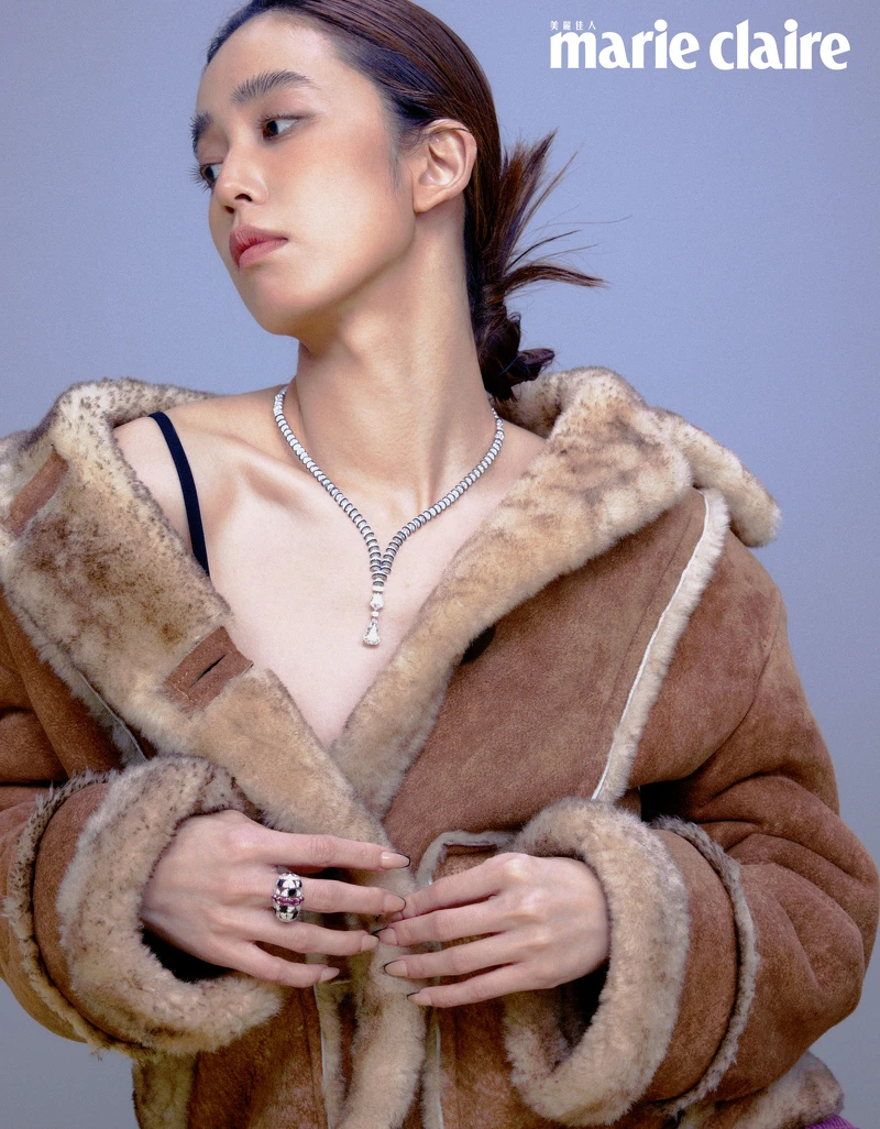 黑色胸衣、咖啡色羔羊皮革外套、紫色燈芯絨長褲、黑色短靴,all by Coach。 白K金鑲嵌2顆共重7.05克拉的DIF級階梯式切割鑽石,搭配黑色真漆、長方梯形切割鑽石、公主式切割鑽石及圓形明亮式切割鑽石項鍊、Beautés du Monde 系列 Aporia 戒指,白K金鑲嵌紅碧璽、縞瑪瑙與鑽石,all by Cartier。 黑色胸衣、咖啡色羔羊皮革外套、紫色燈芯絨長褲、黑色短靴,all by Coach。 白K金鑲嵌2顆共重7.05克拉的DIF級階梯式切割鑽石,搭配黑色真漆、長方梯形切割鑽石、公主式切割鑽石及圓形明亮式切割鑽石項鍊、Beautés du Monde 系列 Aporia 戒指,白K金鑲嵌紅碧璽、縞瑪瑙與鑽石,all by Cartier。