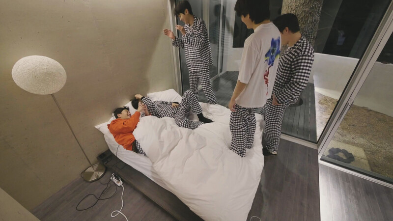 朴敘俊的穩重、Peakboy的憨萌、崔宇植的逗趣、朴炯植的細膩和BTS–V的感性…各有各的魅力亮點,讓人看了沒有不上癮的,男人友情之間所相互產生的化學變化,還真是出人意料的驚喜又好看啊! 朴敘俊的穩重、Peakboy的憨萌、崔宇植的逗趣、朴炯植的細膩和BTS–V的感性…各有各的魅力亮點,讓人看了沒有不上癮的,男人友情之間所相互產生的化學變化,還真是出人意料的驚喜又好看啊!