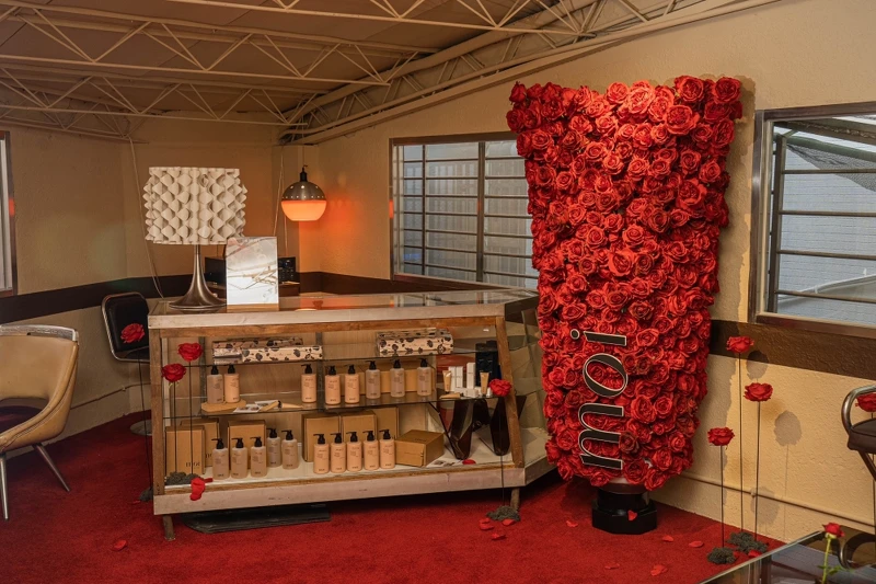 LingDay Sofa七夕限定期間的玫瑰花裝置藝術。