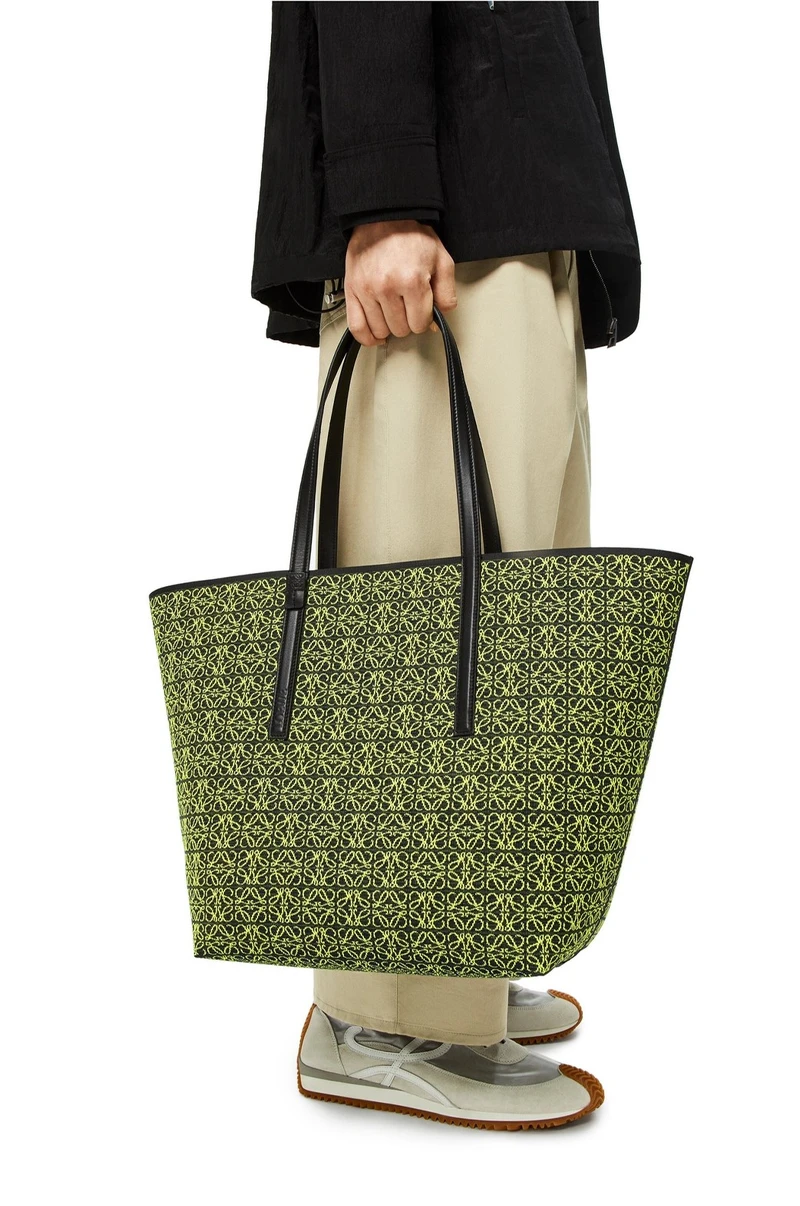 Loewe Anagram緹花小牛皮手提包,NT 58,000 Loewe Anagram緹花小牛皮手提包,NT 58,000