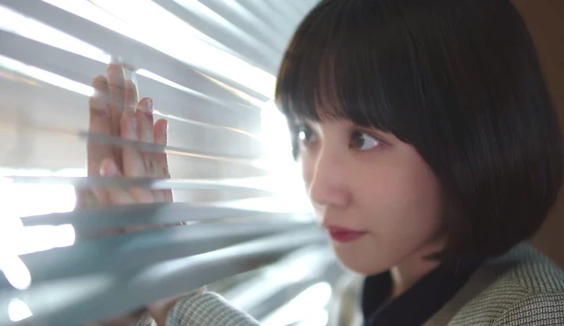 濬浩與英禑隔著玻璃手貼手